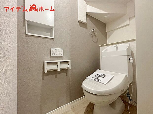 【4号棟 トイレ】温水での洗浄機能がついておりますので、
清潔かつ衛生面も安心です。