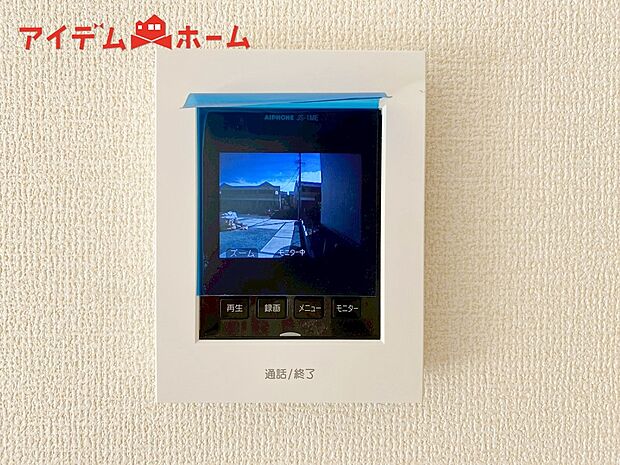 【1号棟 モニターインターホン】奥様やお子さんのみの在宅も安心。ボタンひとつで通話が可能です。突然の来訪も時間帯に関係なく鮮明な画像で確認することが出来ます。