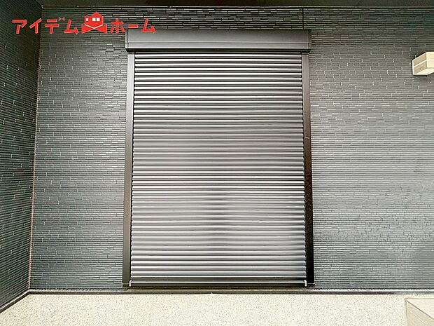 【6号棟 防犯シャッター】防犯、防災の両方で安心のシャッター付。簡単に開閉が可能です。
夏は日を防ぎ、冬はあたたかさをキープします。台風対策にも役立ちます。