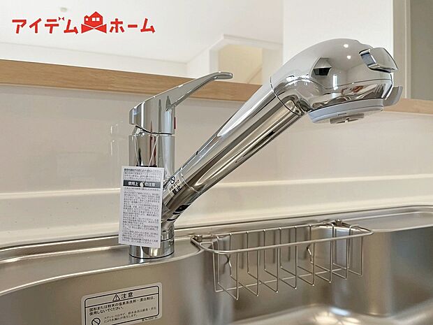 【2号棟 浄水器内蔵型水栓】浄水と原水をボタン一つで切り替え簡単なビルトイン式浄水器水栓を採用。
ワンタッチで浄水・水道の切り替えが可能なシンクです!