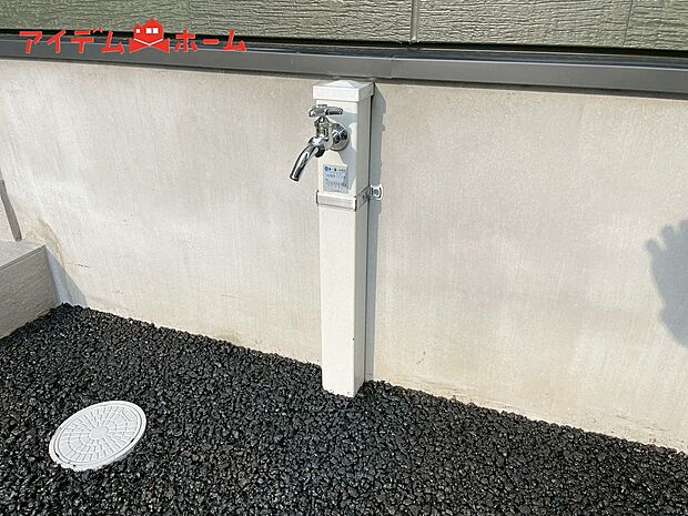 【2号棟 立水栓】ガーデニングや洗車に便利な立水栓付き。
外で汚れてしまった靴や服の汚れも家に入る前にきれいにできます。
