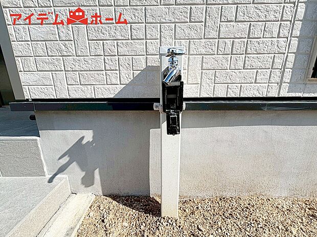 【2号棟 立水栓】ガーデニングや洗車に便利な立水栓付き。
外で汚れてしまった靴や服の汚れも家に入る前にきれいにできます。