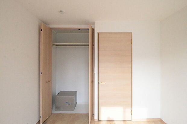 【2-4号棟】子ども部屋にもそれぞれクローゼットが完備されてるので、片付けの習慣が身に付きます。