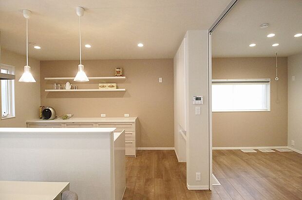 キッチン横の洋室は、家事スペースやキッズスペースとしても活躍します。