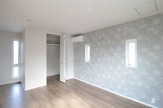 【II4号棟】落ち着いた雰囲気の寝室は、睡眠の質を高めてくれます。