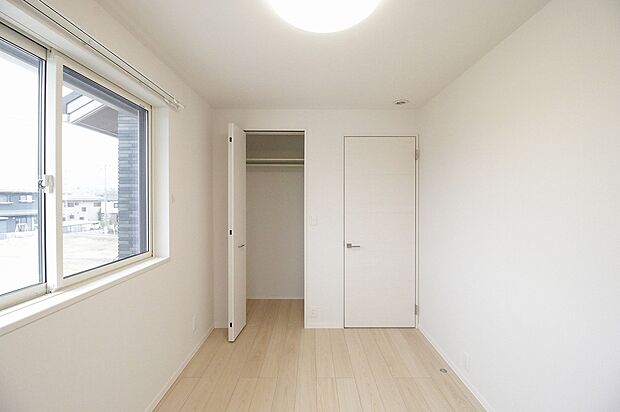 【プラン例】子ども部屋にもそれぞれクローゼットが完備されてるので、片付けの習慣が身に付きます。