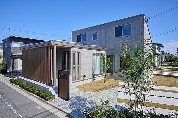 【【10号棟】外観】プライベート感のある南庭付きです