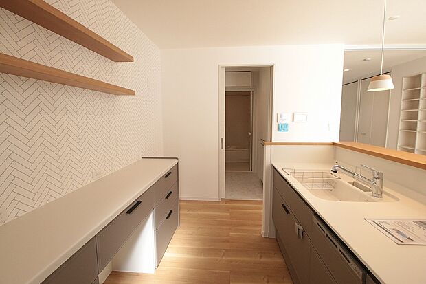 【キッチン】最新システムキッチンで、お料理が楽しくなります。大容量の収納も魅力です。