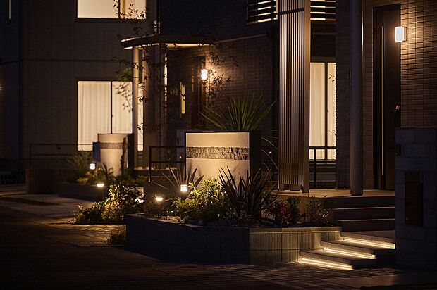 【夜の街の安全を守る灯り】全戸にエクステリア灯を標準搭載。やさしい家々の灯りが街の安心をつくり、帰ってくるとほっとする、そんな街並みを実現します(イメージ)