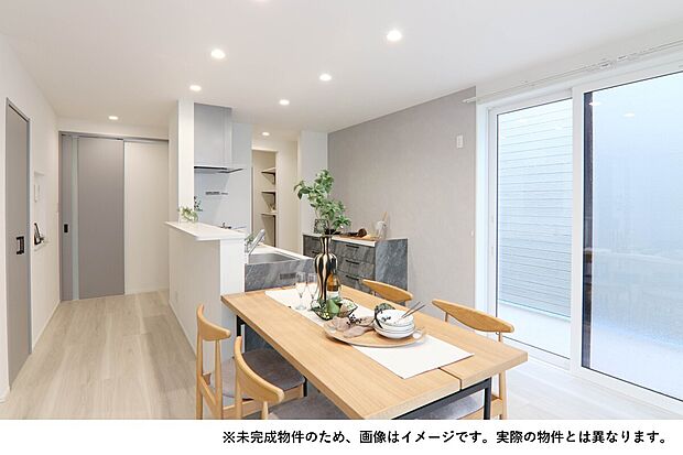 大きな窓から明るい陽光がたっぷりと差し込む２２帖の大空間。家族みんなが伸び伸びと寛げます。