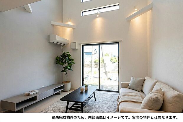 【朝から心地よく目覚める吹き抜け】窓から明るい陽光がリビングに降り注ぎ、目覚めのよい爽やかな朝を家族みんなで迎えられます。