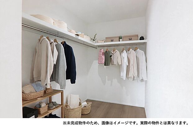 【各部屋から繋がるファミリークローゼット】どの部屋からもアクセスしやすい便利な配置。家族全員の衣類をまとめて綺麗に収納できます。