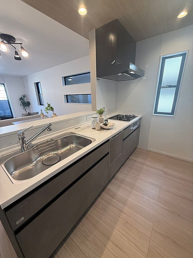 【キッチン】キッチン2：作業スペースが確保されたキッチン。料理がスムーズに進みます。