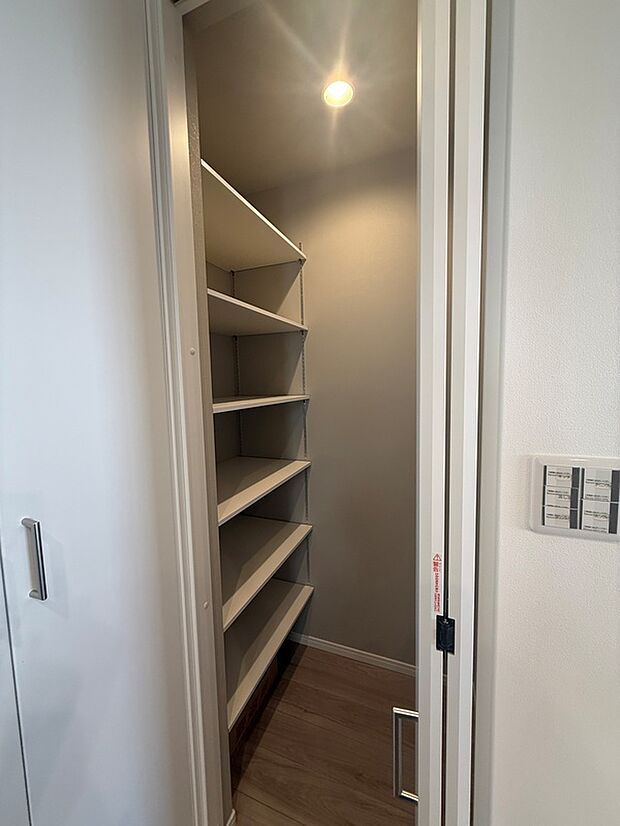 【パントリー】パントリー：日用品の収納にも使える、実用的なパントリー。