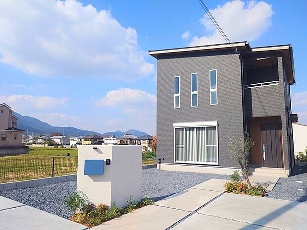 プレシア林堂 E号地 モデルハウス重厚かつシャープな外観です。 太陽光発電システム(5.1kwh)搭載。オール電化住宅。 ZEH仕様。BELS取得。