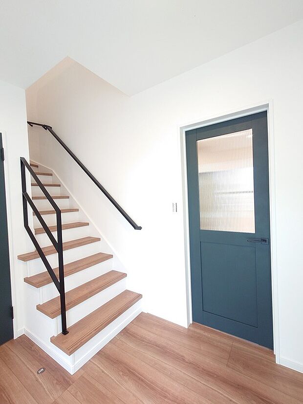 【内観施工例　(階段)】雰囲気のある。アイアン手摺の階段