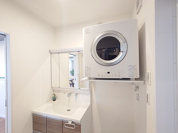【洗面化粧台(タカラスタンダード) / 乾太くん】人気のガス衣類乾燥機の「 乾太くん」標準搭載なのでお洗濯物もプロの仕上がりです。