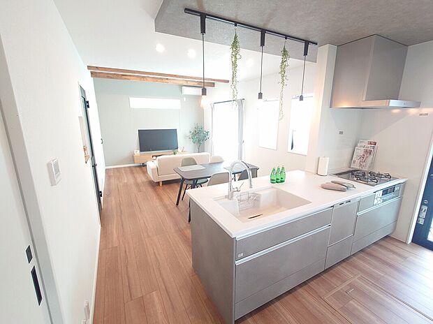 【LDK 17帖 】キッチン側から撮影!生活動線に配慮したLDK。 キッチン横から直接洗面室、浴室、玄関ホールへ行ける家事動線は必見(^^)/