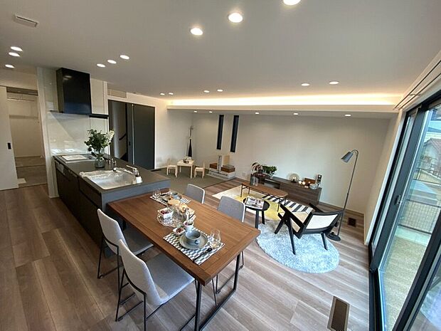 【６号地　LDK】スマート和室付きのLDKです。壁や天井はホワイト調で、床や設備はダーク調でメリハリのあるインテリアテイストとなっております。