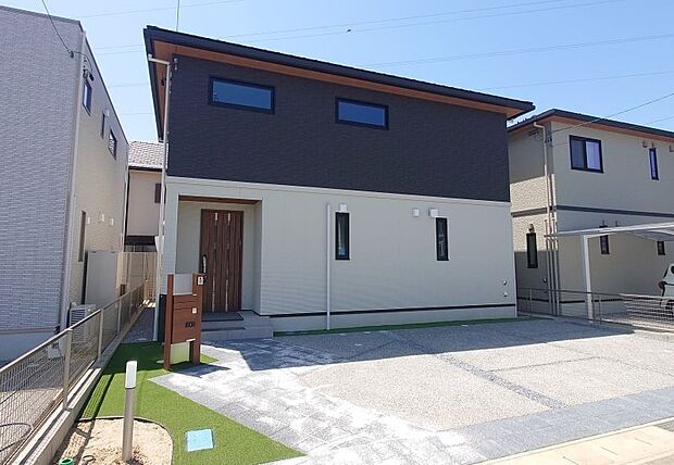 【外観【5号地】】2色の外壁を貼り分けた、明るく落ちついた印象を与えるデザインです。