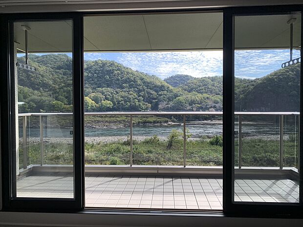 【【川沿いのモデルハウス】】川沿いの分譲住宅から見える景色です。岐阜の自然を家の中から一望できます。