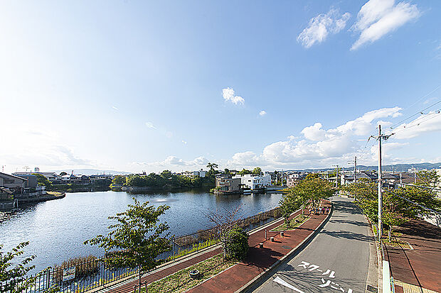 【現地周辺写真】
公園や緑地が点在し静かで穏やかな住環境、徒歩圏内にも充実の生活利便施設が整い暮らしに潤いを与えてくれる地です。