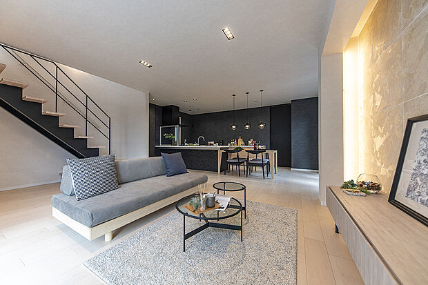 【他の分譲地で公開中のモデルハウス/LDK】
コダワリのLDK空間は、優しい光が差し込む贅沢な空間に。大切なひと時をご堪能いただけます。