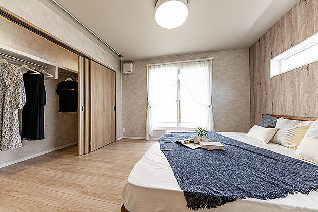 【【他の分譲地で公開中のNEWモデルハウス／主寝室】】主寝室はくつろぎの空間、ゆとりあるワイドクローゼットを設けることで、お部屋を綺麗に保てるのでゆったりと過ごすことが出来ます