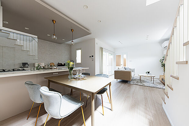 【【NEWモデルハウス/LDK】】たっぷりと光を採り込んだリビング空間で、家族も自然と笑顔に。