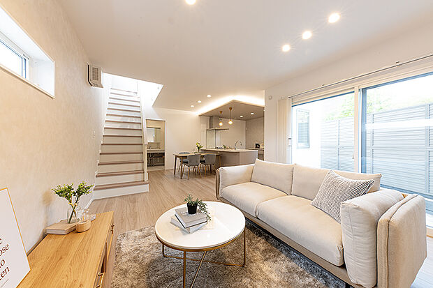 【【近くの分譲地で公開中のモデルハウス/LDK】】LDKはリビング階段にすることで家族も自然と集まりコミュニケーションも弾む暖かな空間に。