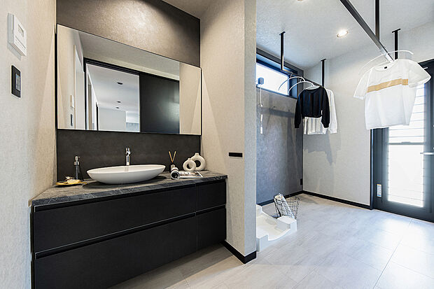 【【近くの分譲地で公開中のモデルハウス/洗面・ランドリー】】洗濯物は一カ所で完結、ランドリールームがあれば毎日のお洗濯も時短でラクラク!