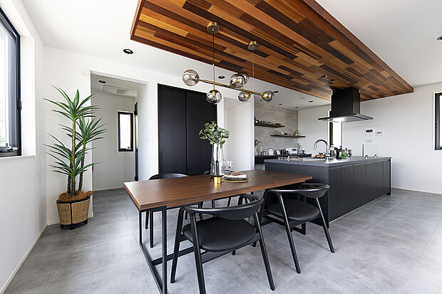 【【近くの分譲地で公開中のモデルハウス／DK】】アイランドキッチンを設けたダイニングスペースは、レストランで食事を楽しむような日々を。
快適な動線や、コダワリの仕様で永住の喜びを叶えます。