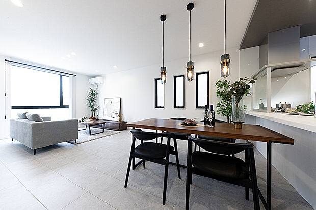 【【弊社施工例／LDK】】ゆったりとした開放感溢れるリビングは、ラグジュアリーなデザインで家族とのひと時を特別な時間に彩ってくれますね。