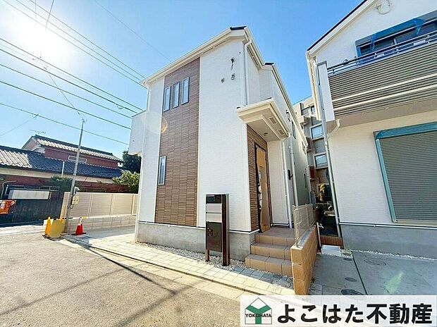 南向きや広い窓で光りをたっぷり取り込む外観デザイン。毎日が明るく、自然の温もりを感じられる住まいです。