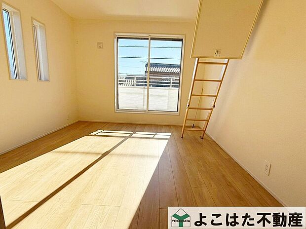 窓から差し込む光が心地よい居室。天気の良い日には空気の入れ替えをして快適に過ごせそうですね。自分だけの時間を気持ちよく過ごせる空間です。