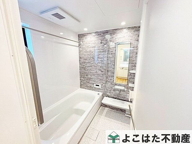 子育て世帯にうれしいバスルームは、広めの浴槽で小さなお子様との入浴もゆったり快適！落ち着いた色合いで、家族みんながリラックスできる快適な空間です。毎日の入浴が安心・快適な家族時間に変わります！