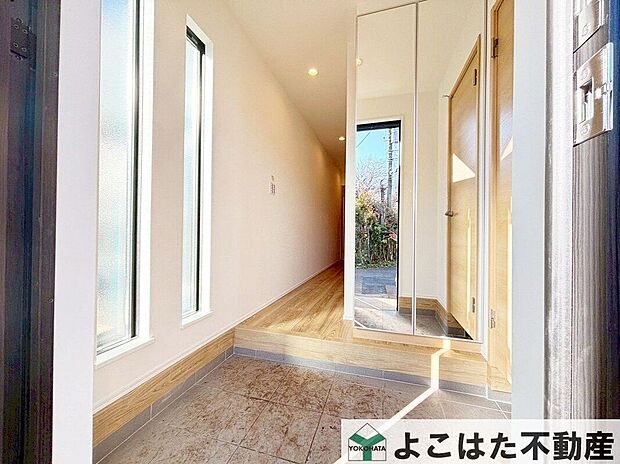 玄関回りは広くてすっきりしています。来訪者を迎え入れる場なので、やはりスペースにゆとりがあると何かと使い勝手が良いですね。