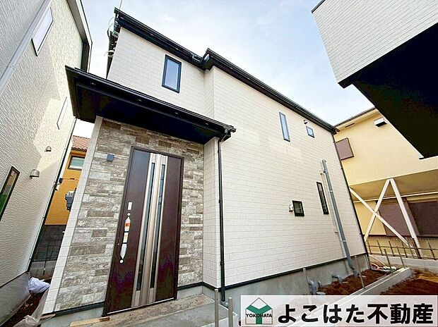 堂々とした雰囲気を醸し出す建物外観。洗練されたイメージの配色とデザインが印象的です。