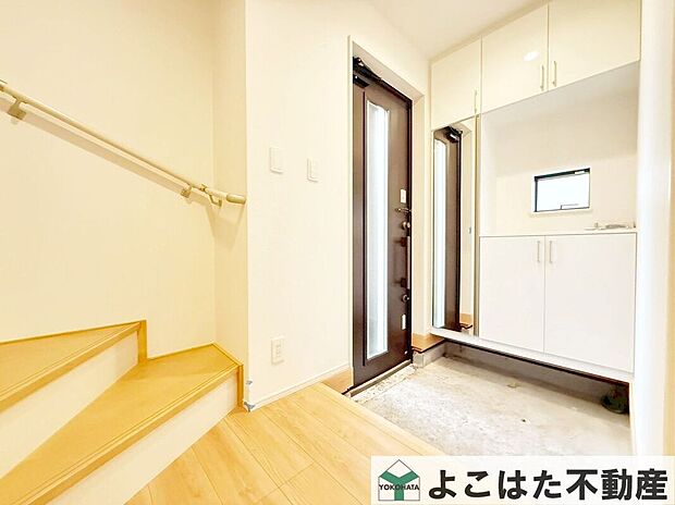 玄関回りは広くてすっきりしています。来訪者を迎え入れる場なので、やはりスペースにゆとりがあると何かと使い勝手が良いですね。