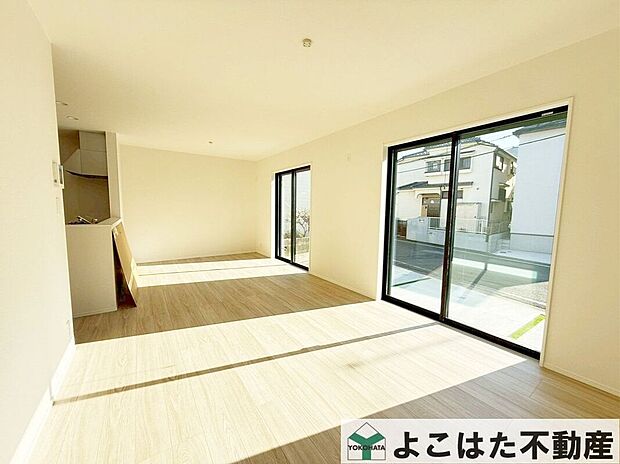 広々としたリビングには大きな窓があり、たっぷりの日差しで明るく、家族みんながくつろげる居心地の良い空間。開放感があり、家具の配置にも配慮された快適な設計です!