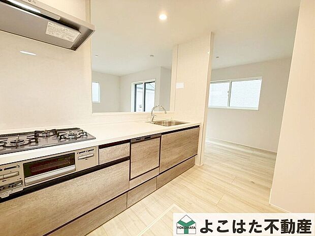 対面式のキッチンなのでリビングの様子を見ながら家事が出来るので安心！