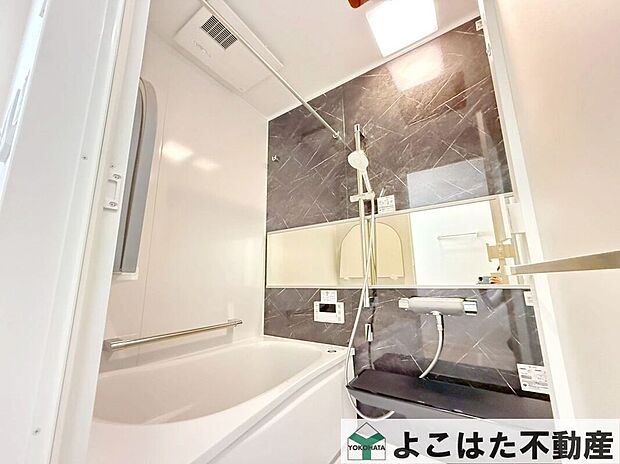 上質なデザインで仕上げられた高級感のあるバスルームです。横長の鏡が設置されたバスルームは、空間を広く見せる効果があり、明るく開放的な雰囲気!