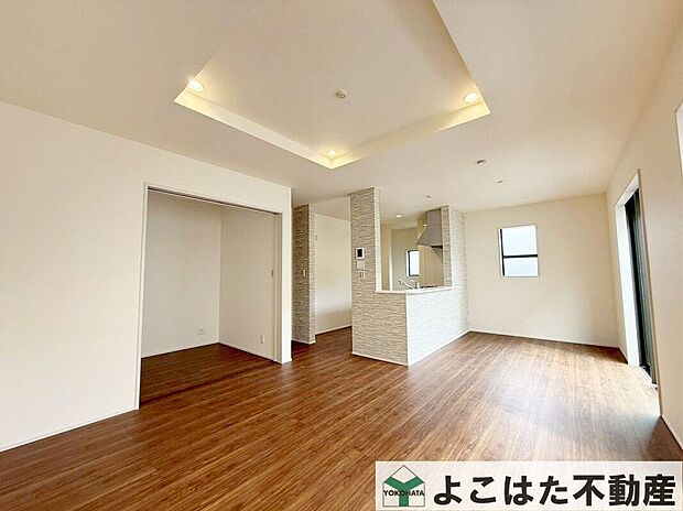 広々としたリビングには大きな窓があり、たっぷりの日差しで明るく、家族みんながくつろげる居心地の良い空間。開放感があり、家具の配置にも配慮された快適な設計です!