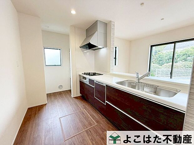 対面式のキッチンなのでリビングの様子を見ながら家事が出来るので安心!