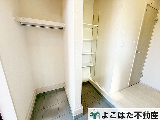 何かと荷物が増えがちな玄関には収納スペースを配置しています。