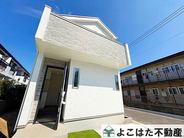 シンプルで落ち着いた色調の外観！セカンドカーにも便利な駐車2台可！来訪者の車を置くのにも困らず、車だけではなくご家族の自転車や物置なども置けるゆとりがあります。