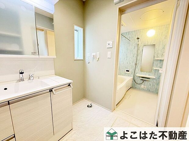 収納棚が豊富に設けられ、何かと増えがちなスキンケアや日用品、日々使用するタオルなどすっきりと整理できます。【府中市四谷3丁目 新築分譲住宅~全2棟~】
