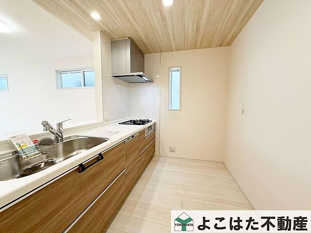 ゆとりあるワークスペースで料理がしやすく、収納力が充実しているため、調理器具や食材もすっきり整理可能!笑顔が溢れる食卓へとつないでいく、住まいの中心となるキッチンです。