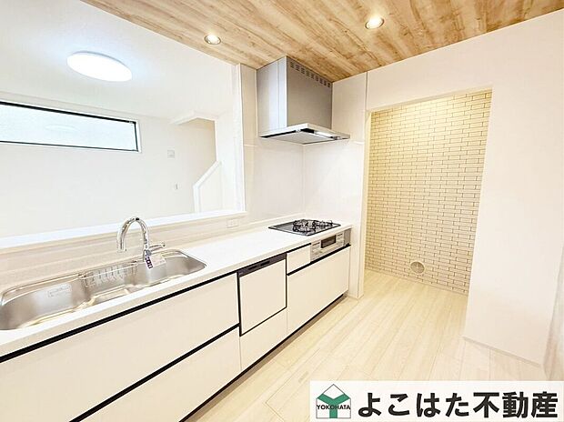 ゆとりあるワークスペースで料理がしやすく、収納力が充実しているため、調理器具や食材もすっきり整理可能！笑顔が溢れる食卓へとつないでいく、住まいの中心となるキッチンです。