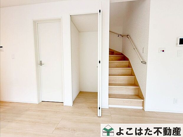 開放感あふれる明るい居室。家具のレイアウトもしやすく快適に暮らせます。